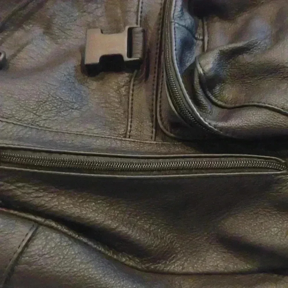 Black leather backpack 2 zippered pockets outside 1 inside 100%‎ leather medium